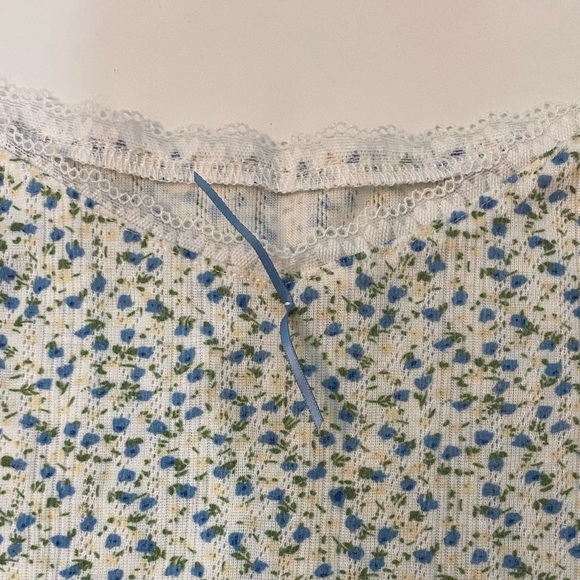 Bloombloom - Lace-Trim Bow-Accent Ribbed Cropped Camisole - Picture 6 of 6